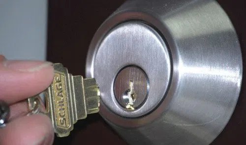 Royal Locksmith Store Atlanta, GA 404-479-7855 - key-broke-in-lock